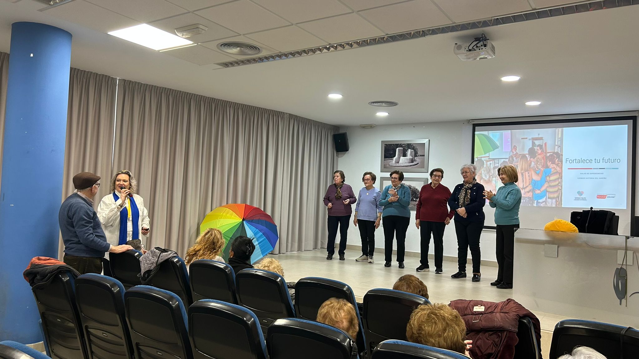 Personas mayores asisten a las jornadas de Teleasistencia