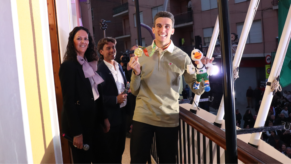 Juana María Martínez, alcaldesa del municipio recibe al atleta cuevero Mariano García.