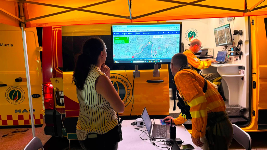 La alcaldesa Juana María sigue sobre el terreno la evolución del incendio